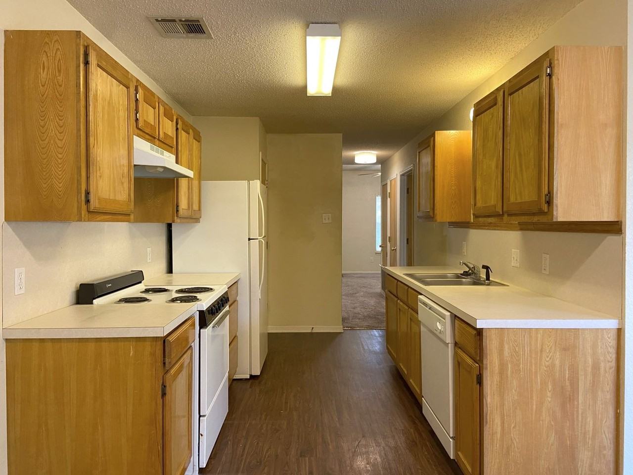 1703 Breezy Dr - Photo 3 of 6