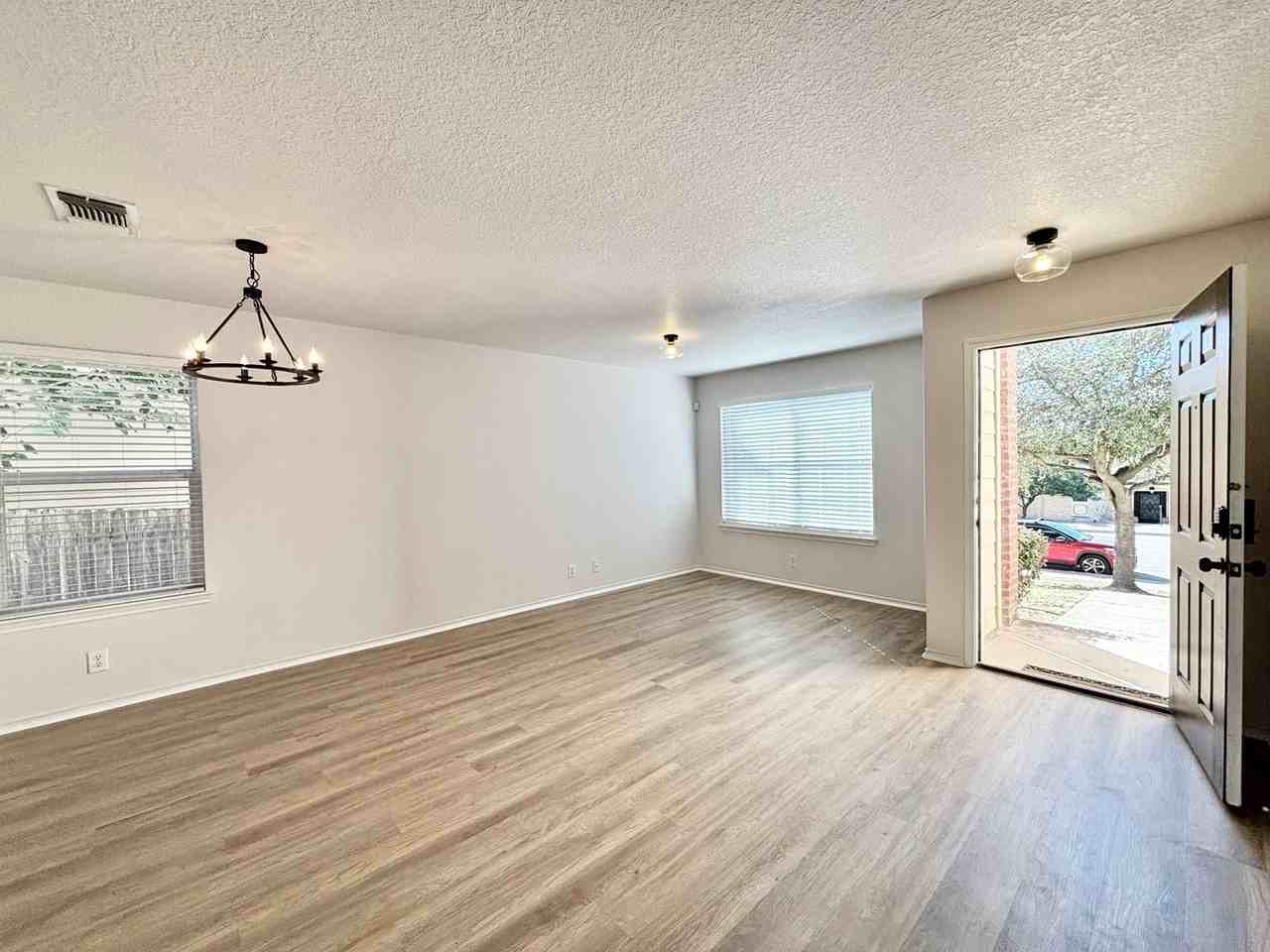 6414 Royal Rdg - Photo 2 of 25