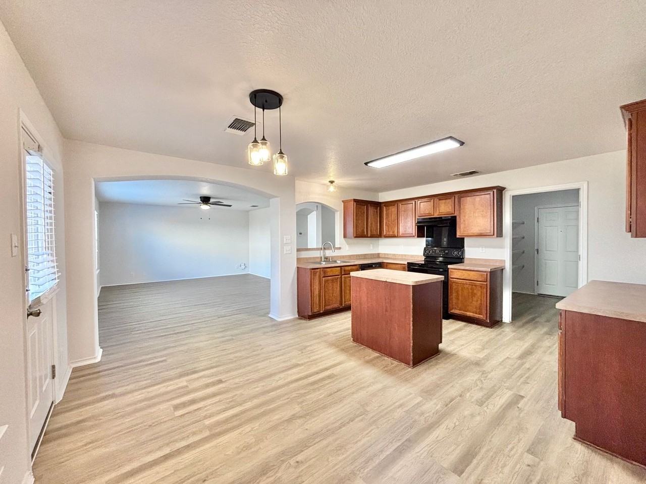 6414 Royal Rdg - Photo 7 of 25