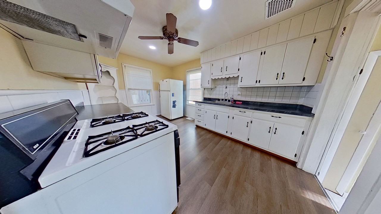 1121 Roosevelt Ave - Photo 5 of 10