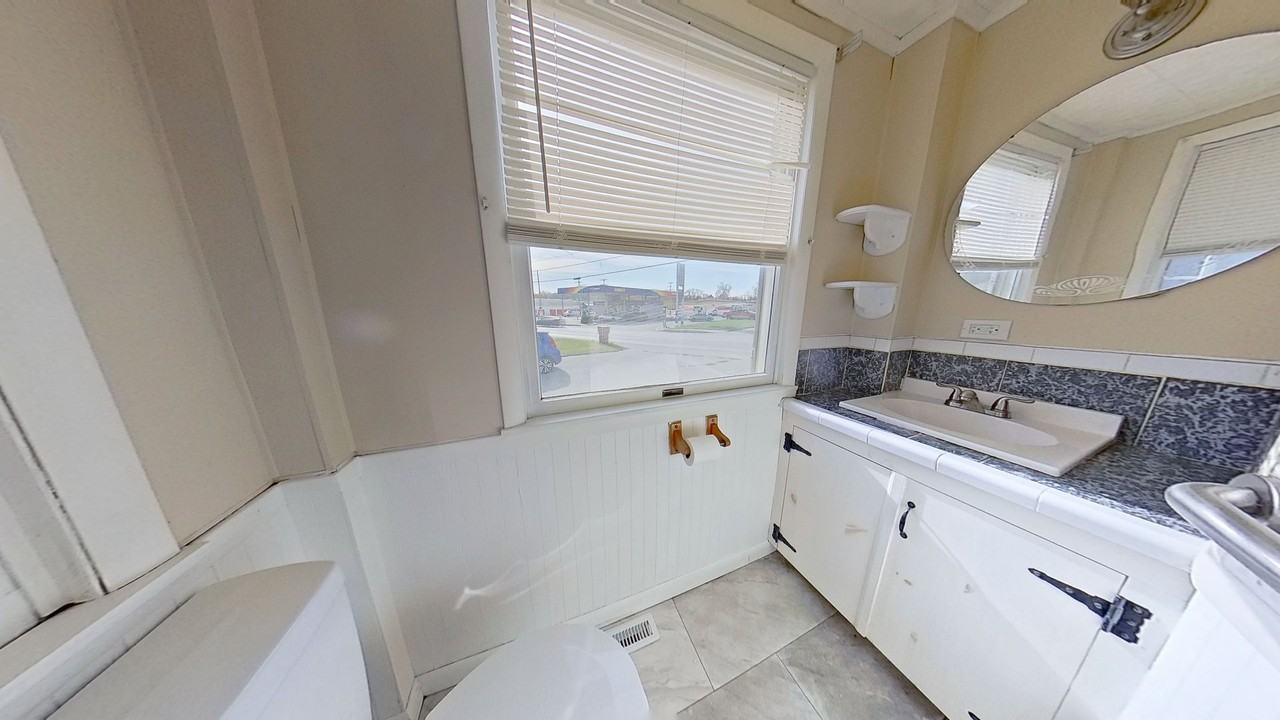 1121 Roosevelt Ave - Photo 6 of 10