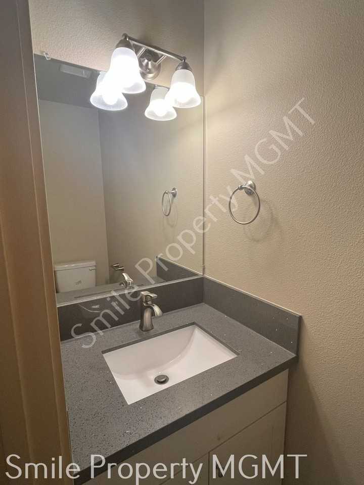 5922 Se 136th Ave - Photo 4 of 9