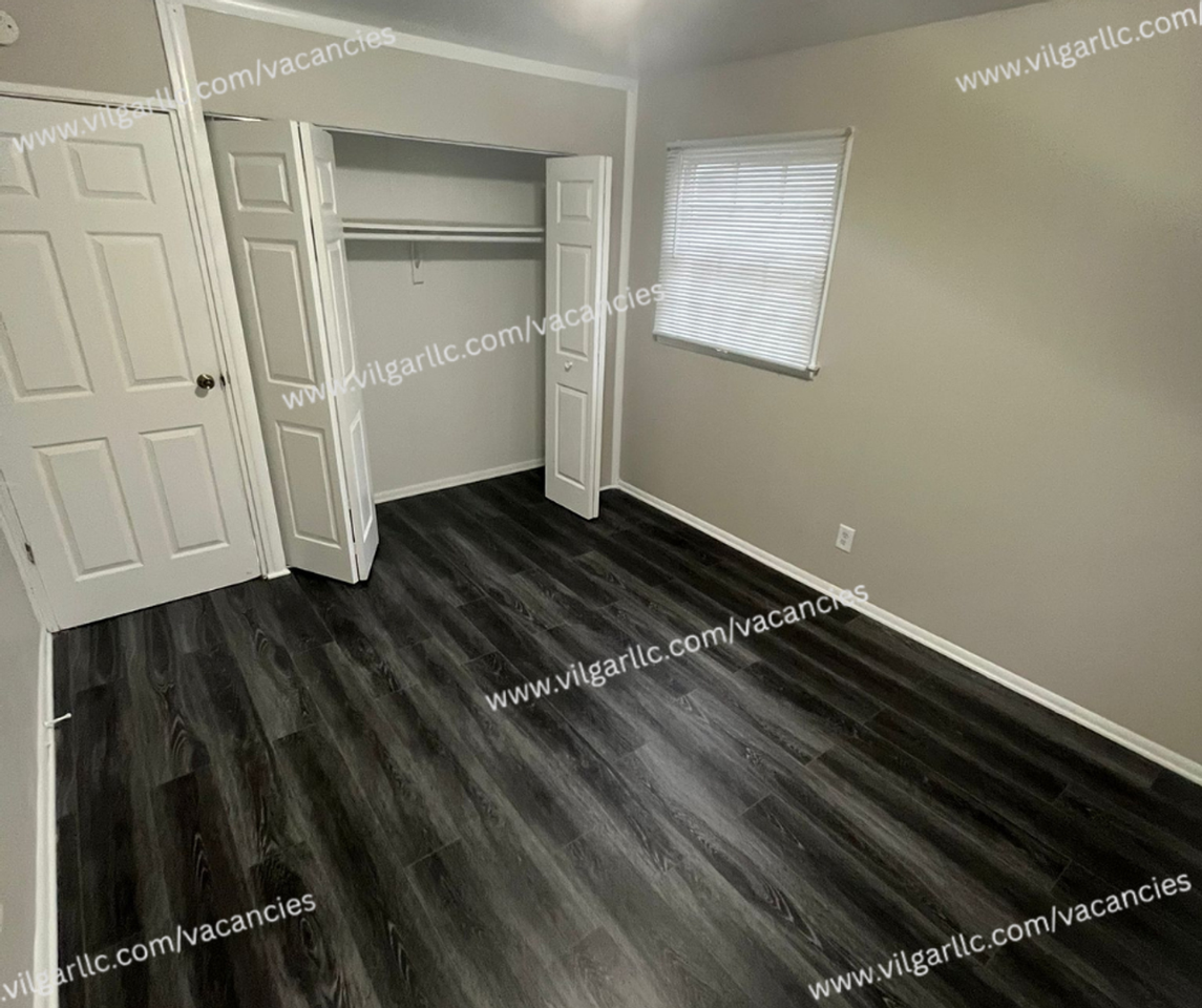 1140 Hamilton Pl - Photo 3 of 17