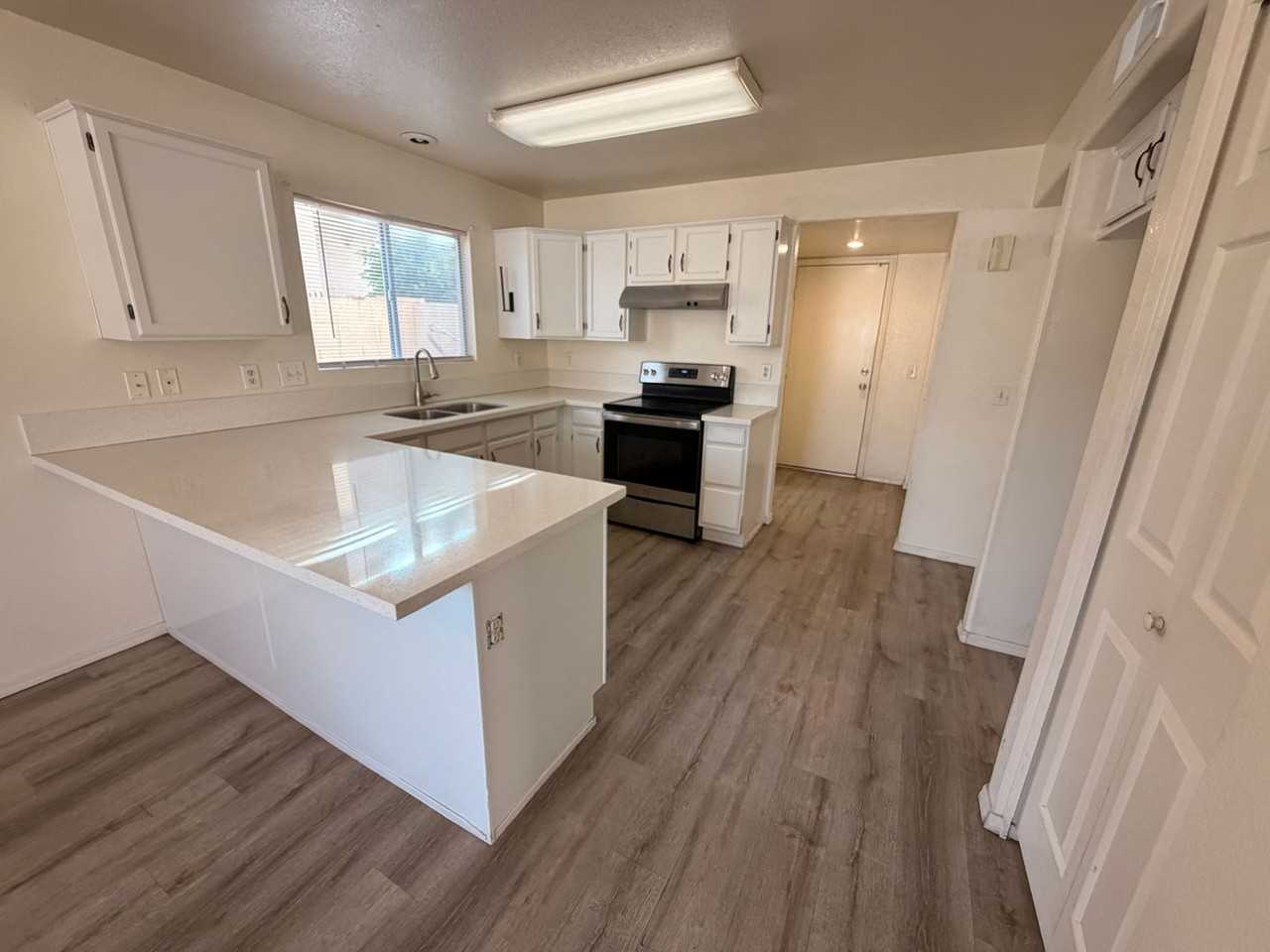 3310 W Golden Ln - Photo 4 of 24