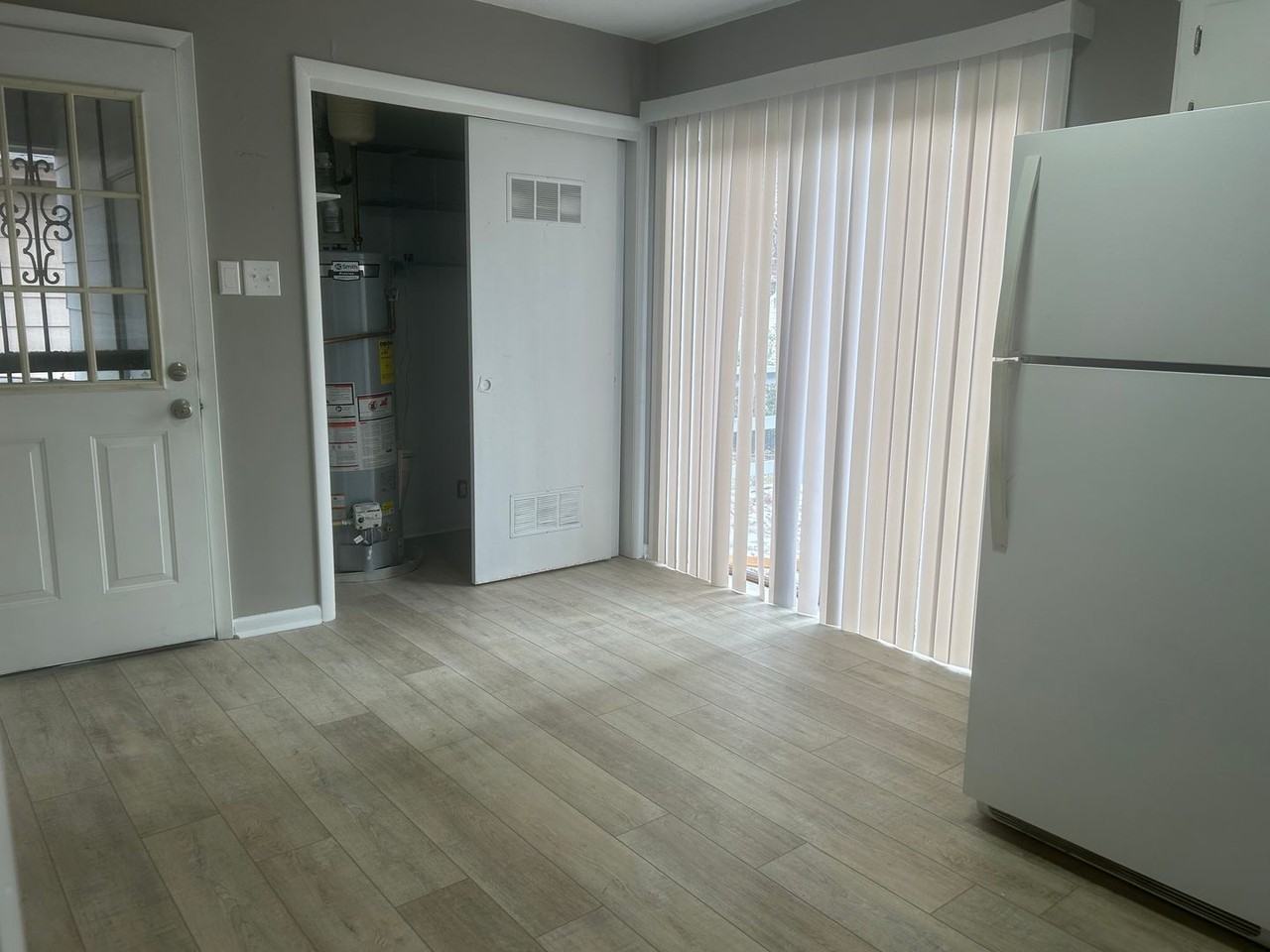 405 Lindenhurst Dr - Photo 2 of 14