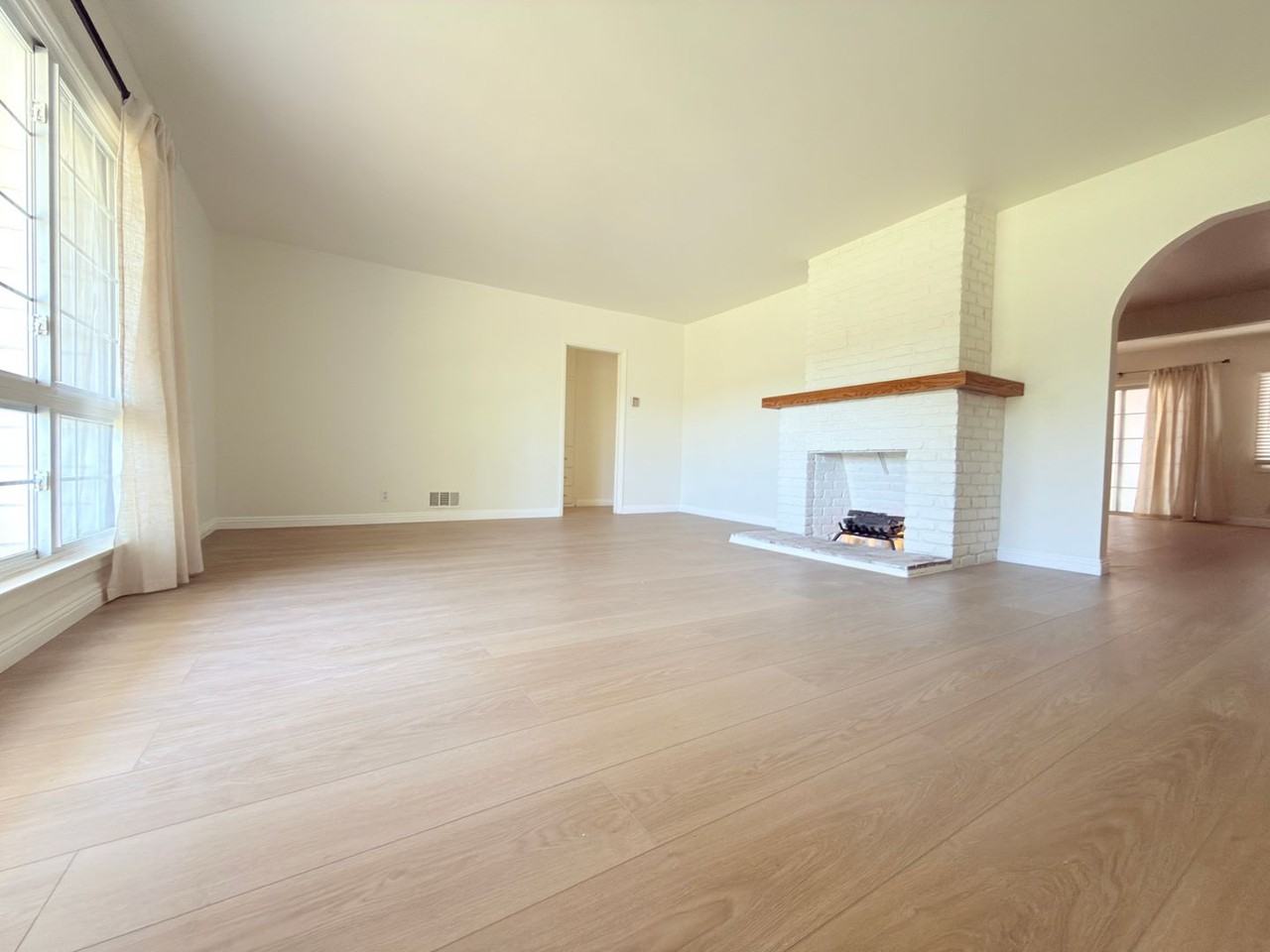 8821 Aqueduct Ave - Photo 3 of 32