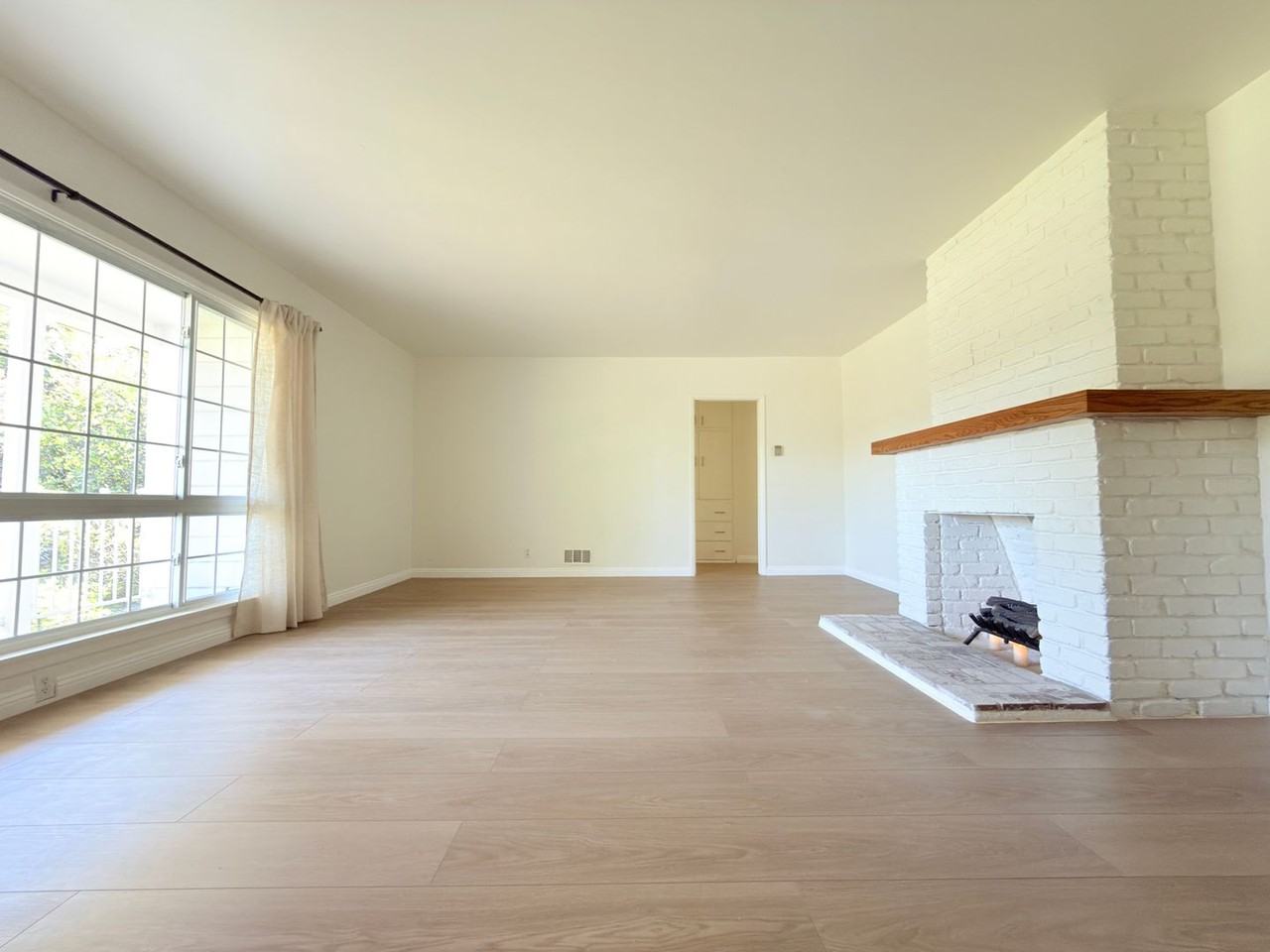 8821 Aqueduct Ave - Photo 5 of 32