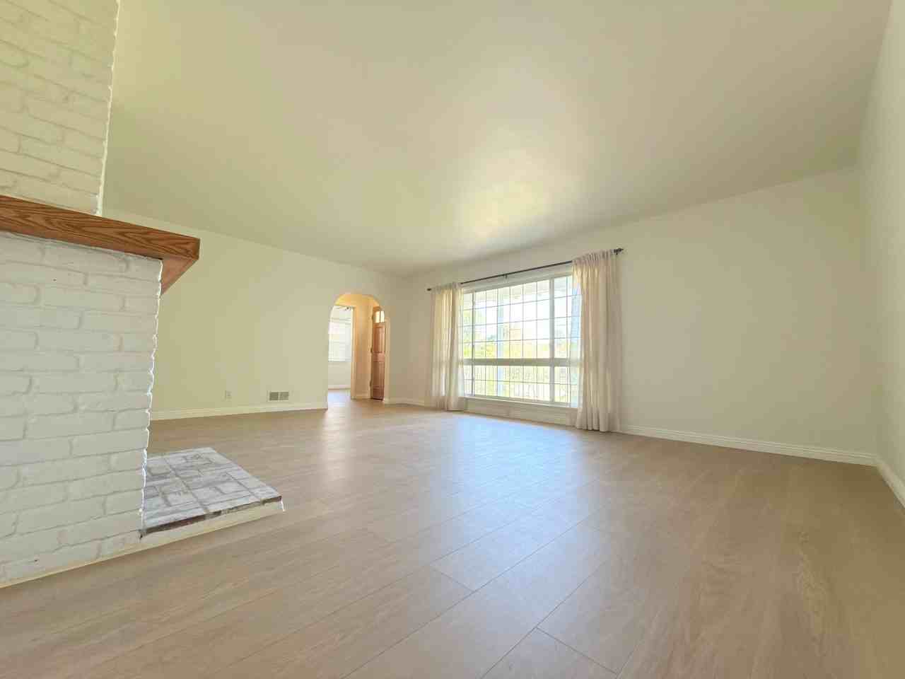 8821 Aqueduct Ave - Photo 6 of 32