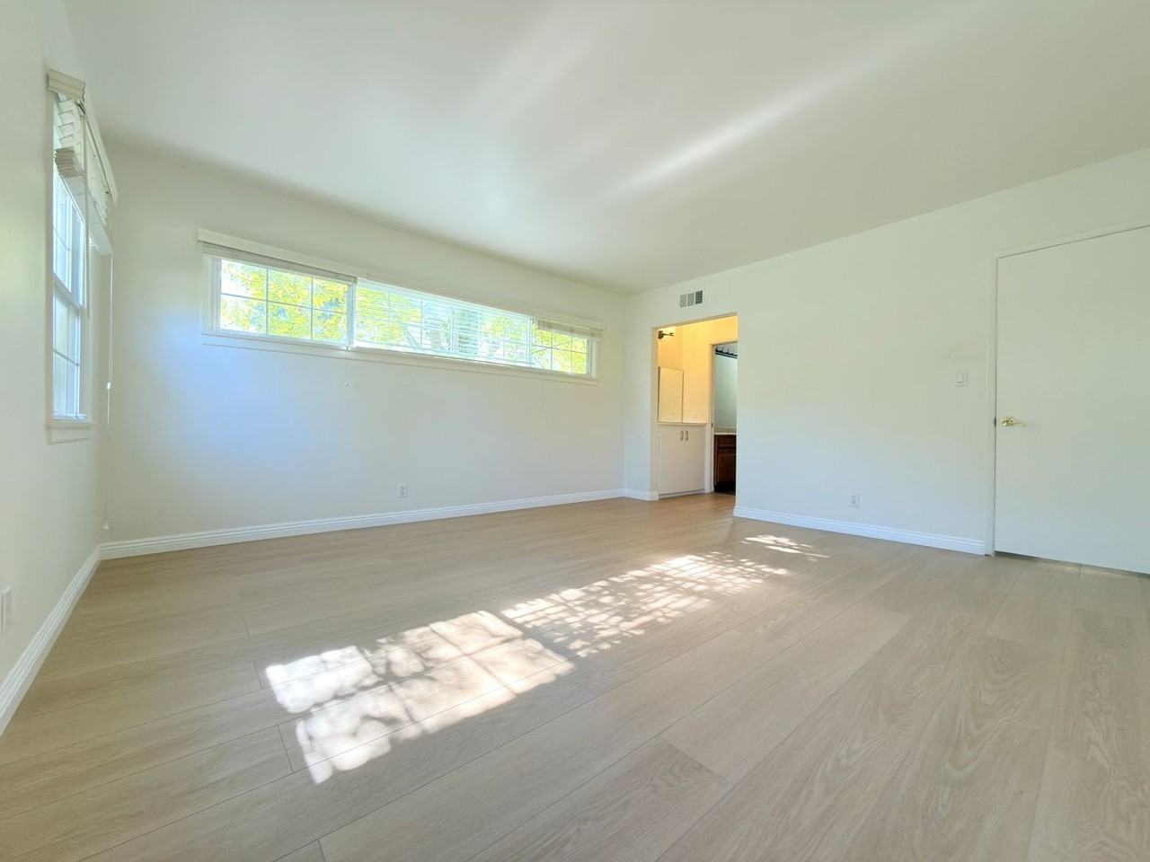 8821 Aqueduct Ave - Photo 7 of 32