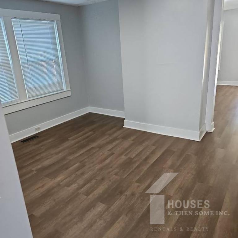 354 East Floyd Baker Boulevard - Photo 3 of 19