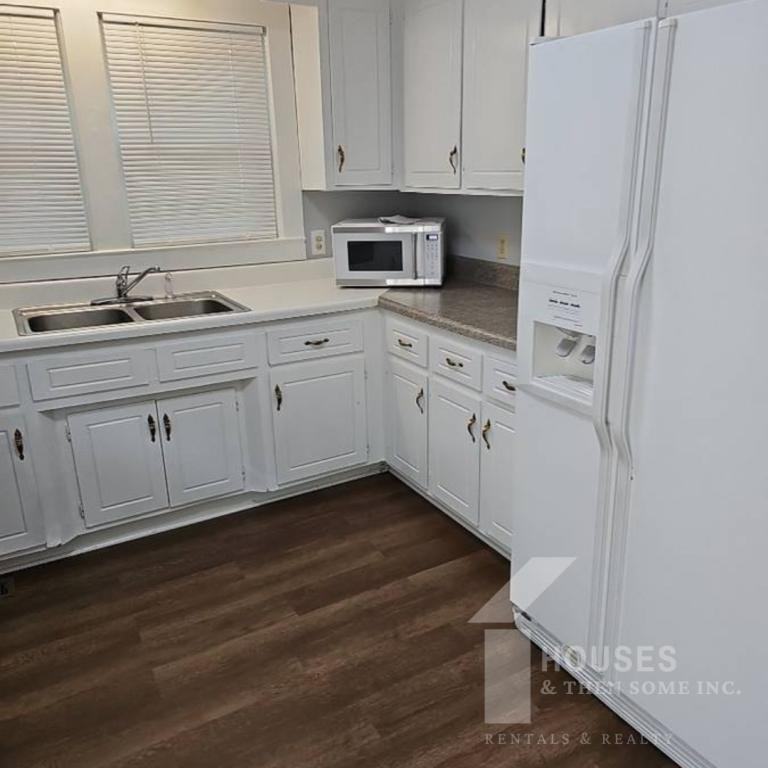 354 East Floyd Baker Boulevard - Photo 5 of 19