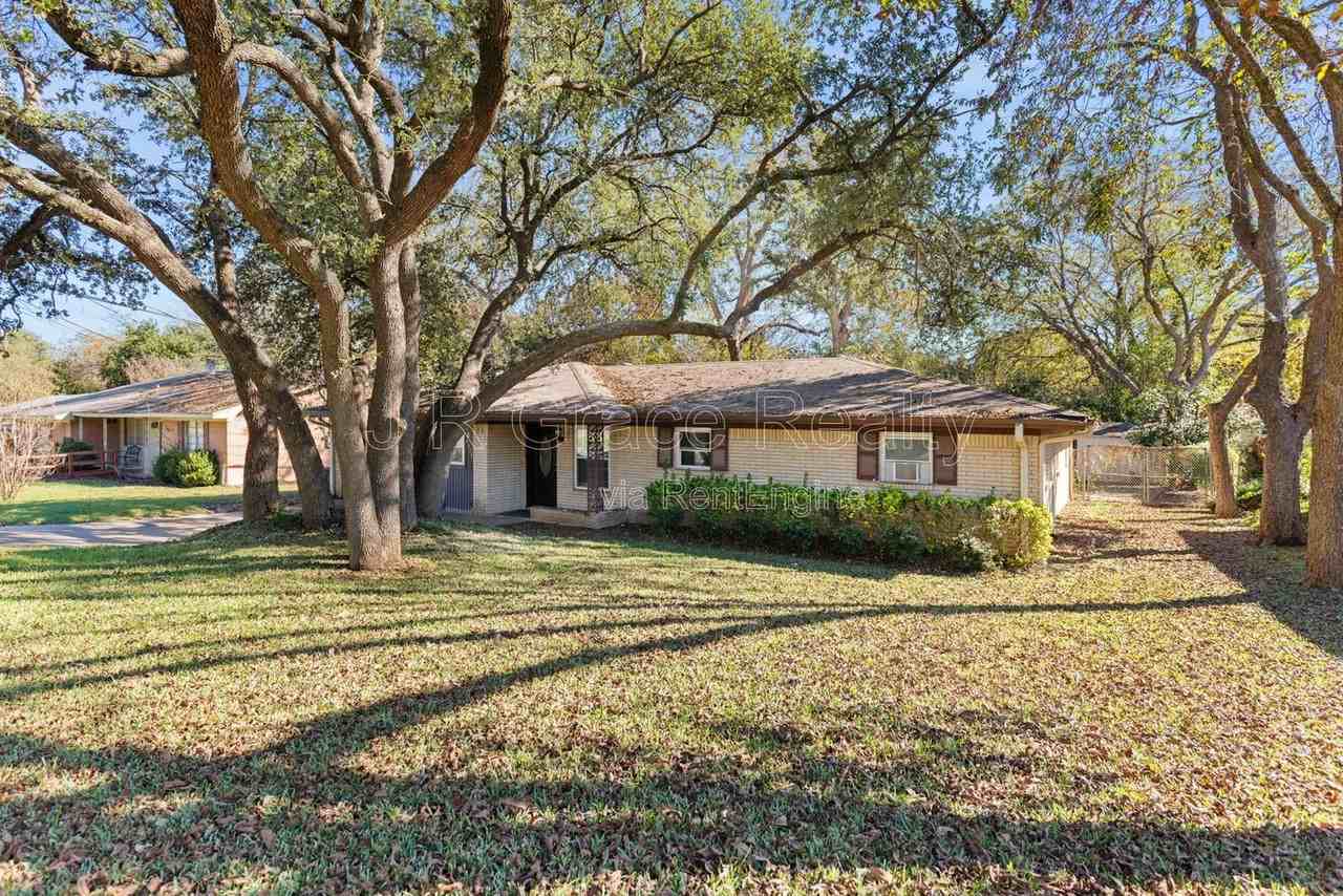 8806 Fox Hollow Dr - Photo 2 of 30