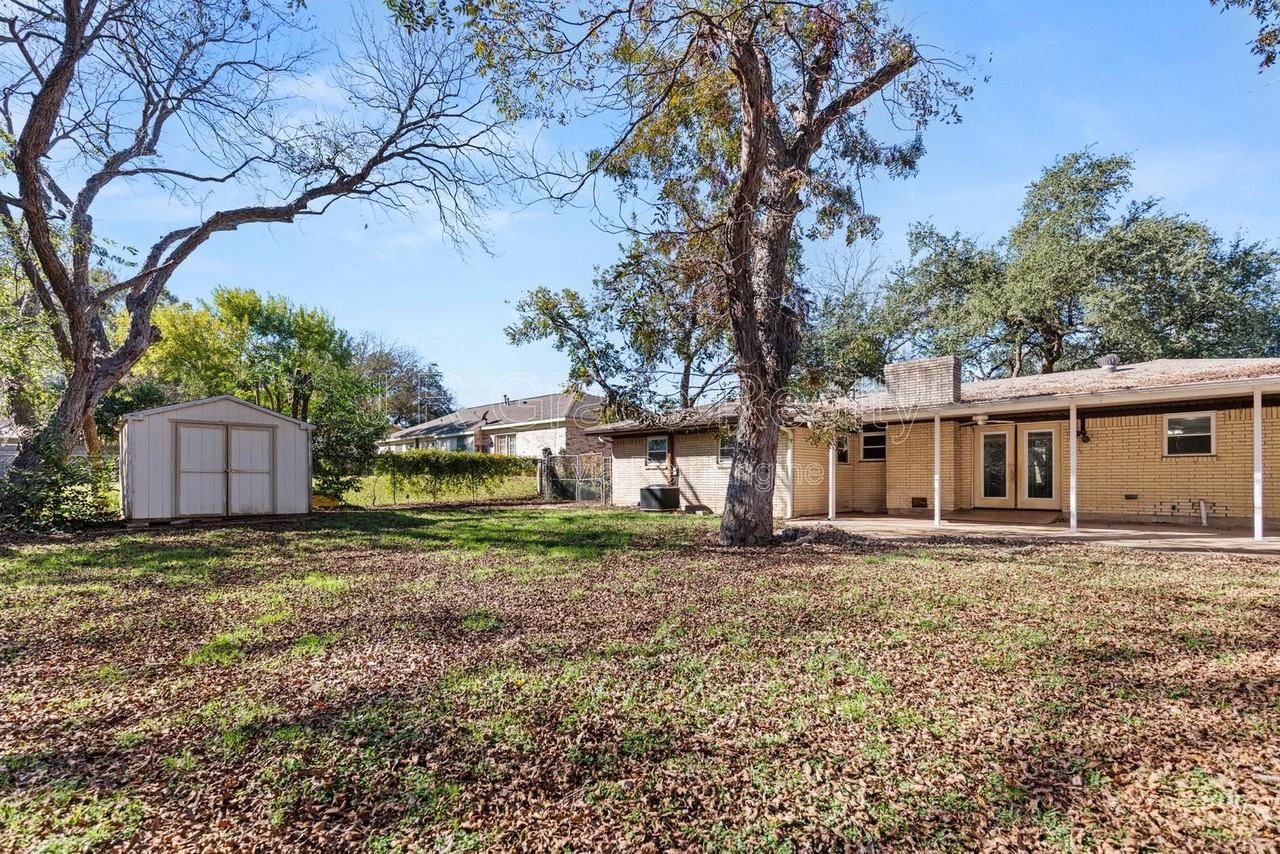 8806 Fox Hollow Dr - Photo 7 of 30