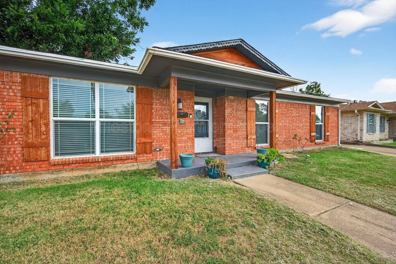 112 S Wood Ave - Photo 3 of 26