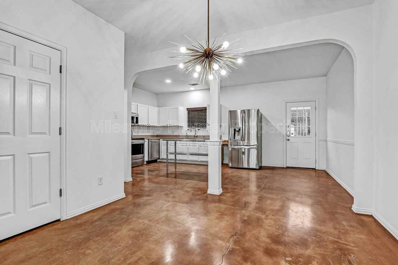 207 Starr Street - Photo 5 of 26