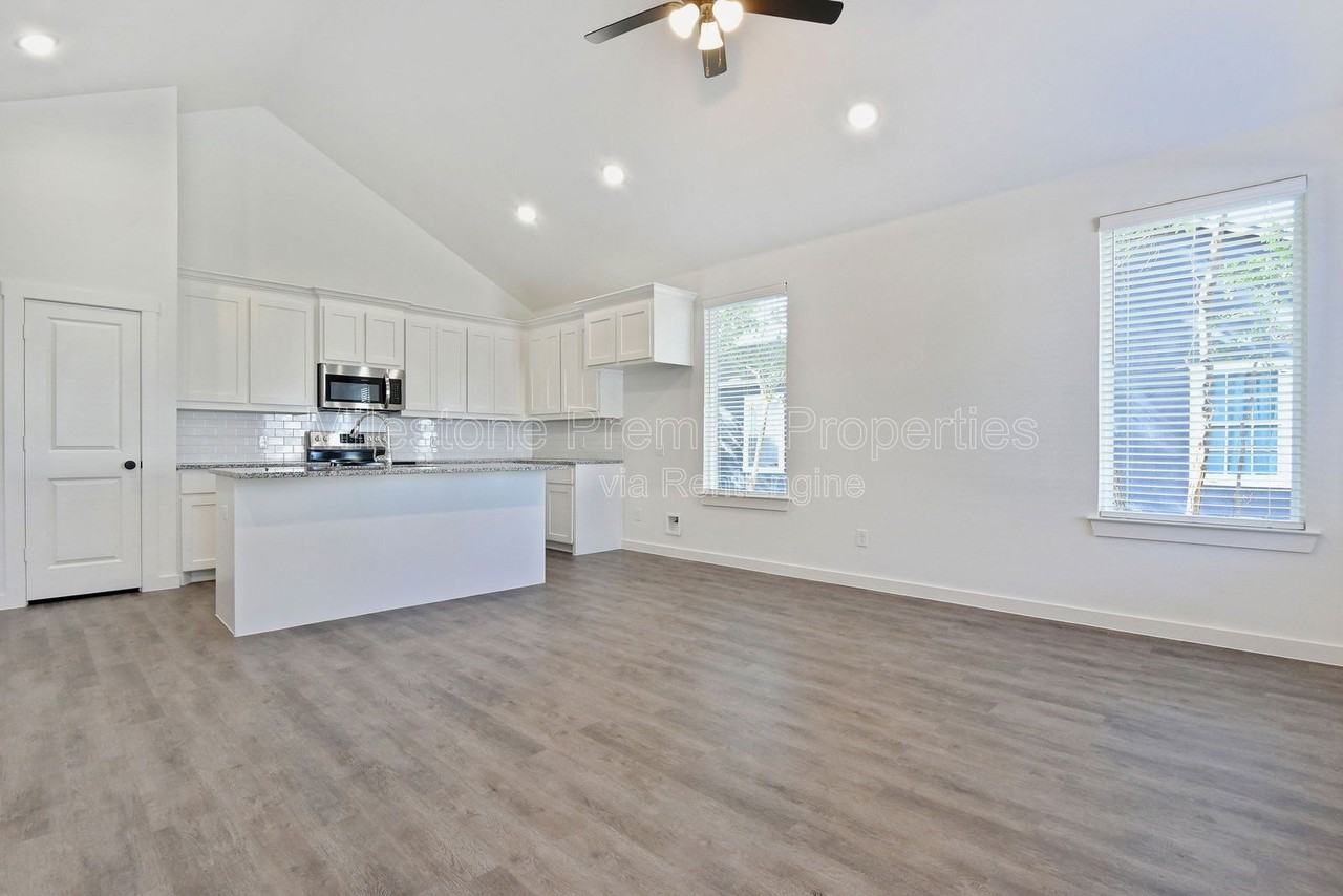 718 W Texas St #1 - Photo 2 of 11