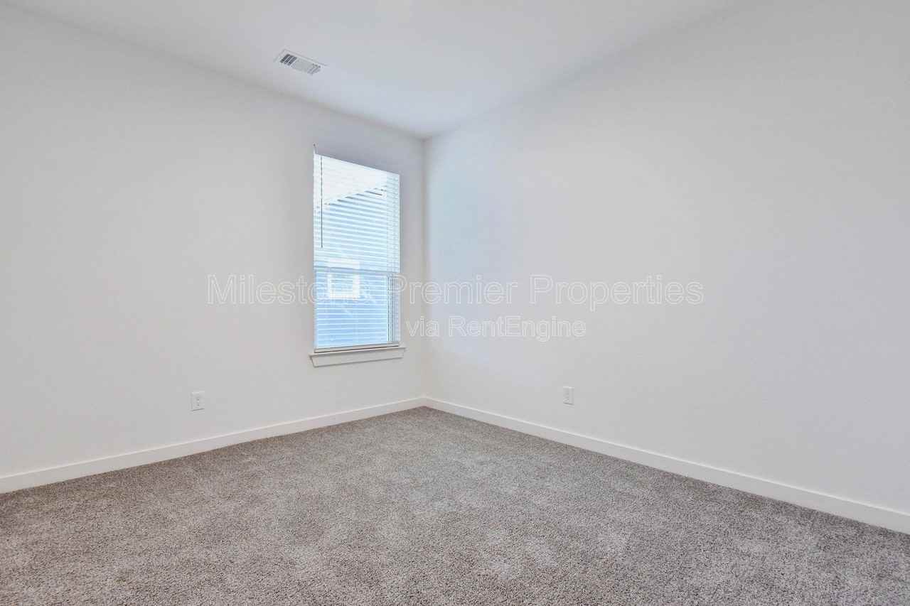 718 W Texas St #1 - Photo 4 of 11