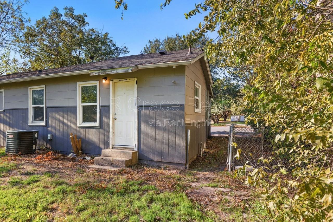 3621 Redbird St - Photo 6 of 20