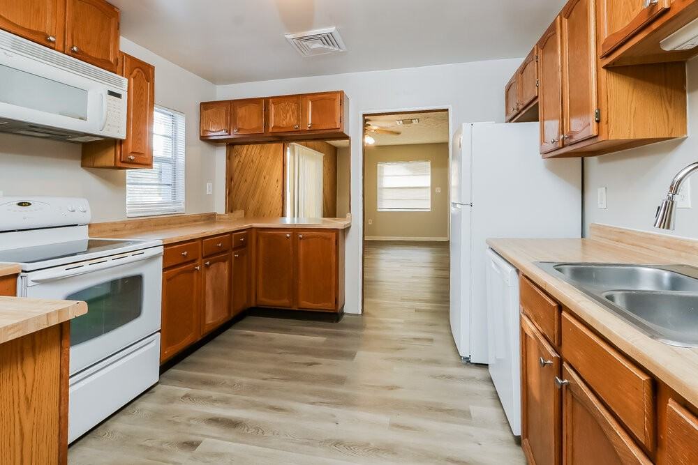 3114 S 22nd St - Photo 6 of 16