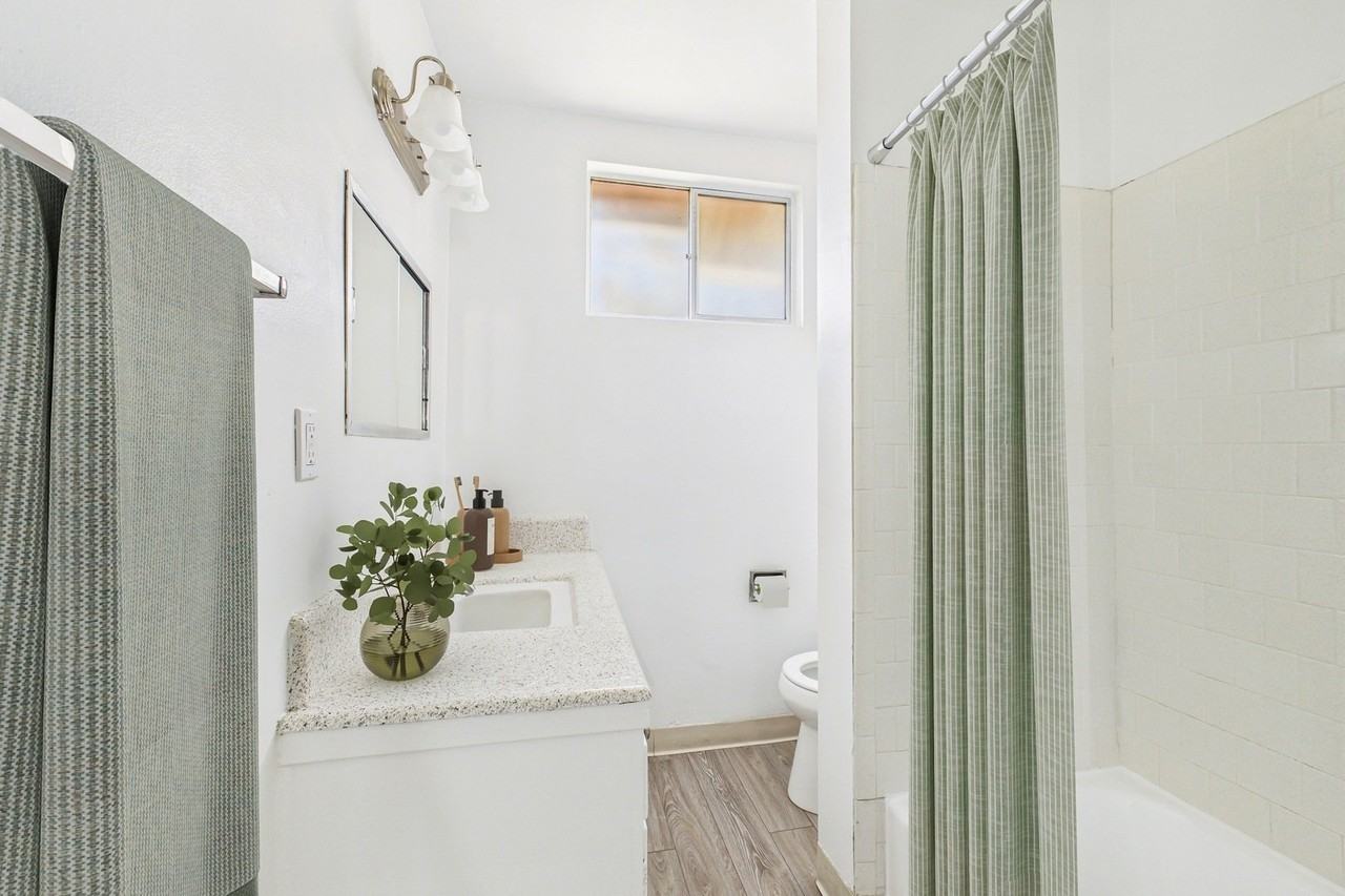 Plaza Peacock - Photo 7 of 36