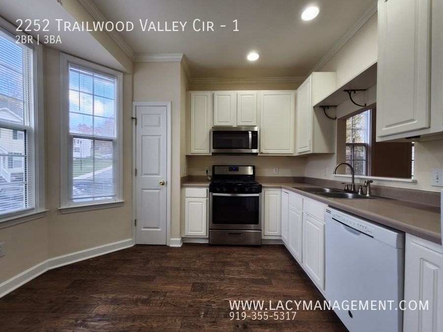 2252 Trailwood Valley Cir - Photo 5 of 18