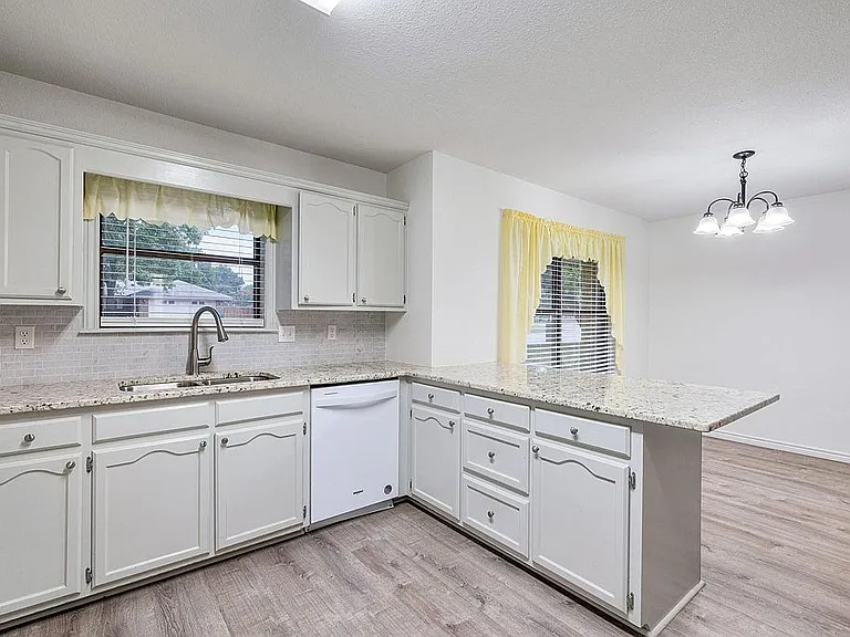 411 Bluebonnet St - Photo 3 of 9