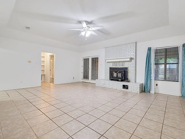 411 Bluebonnet St - Photo 5 of 9