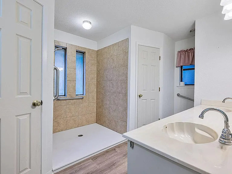 411 Bluebonnet St - Photo 7 of 9