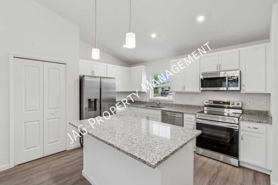 271 Christensen Ave Se - Photo 2 of 28