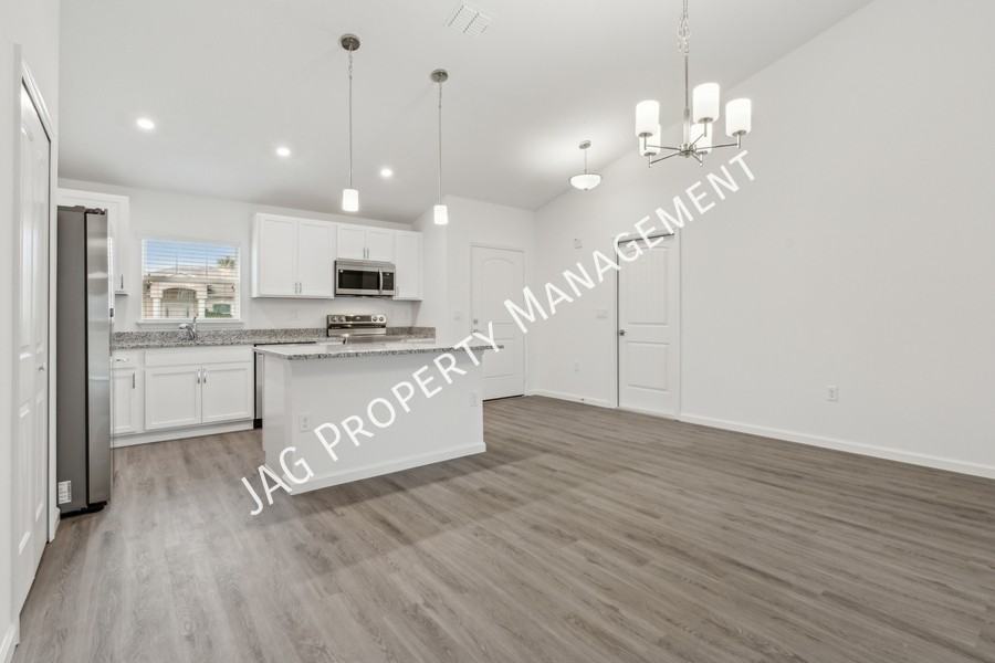 271 Christensen Ave Se - Photo 6 of 28