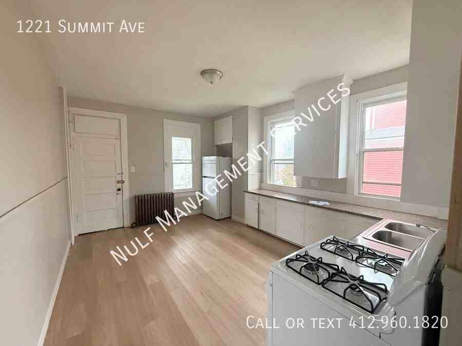 1221 Summit Avenue - Photo 5 of 9