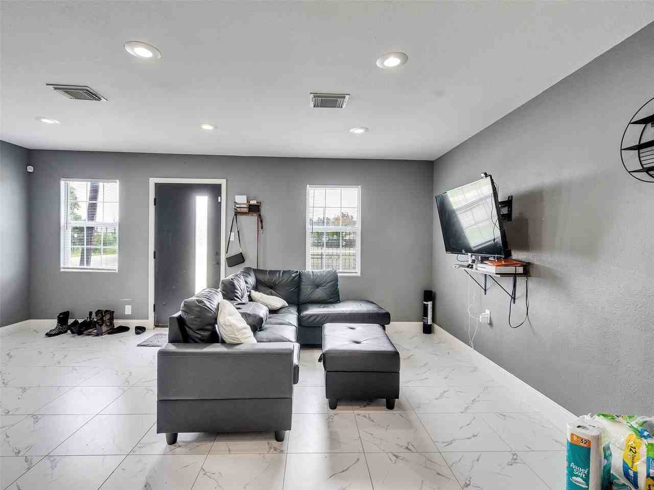 1107 E 40th 1/2 St #1107