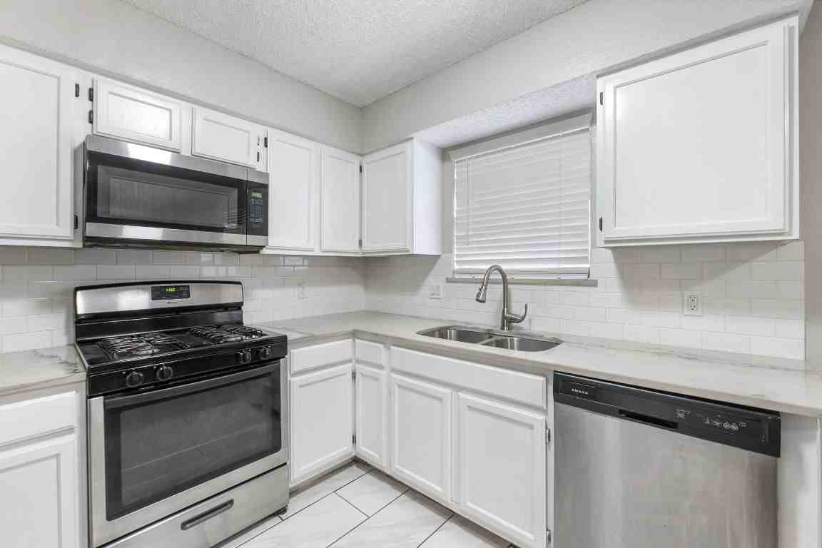 4235 Iriona Bend #4235 - Photo 7 of 40