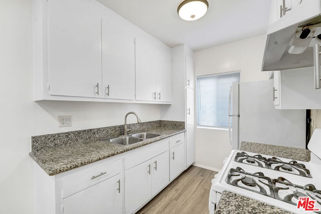 1426 South Cochran Avenue #1426-6 - Photo 2 of 10