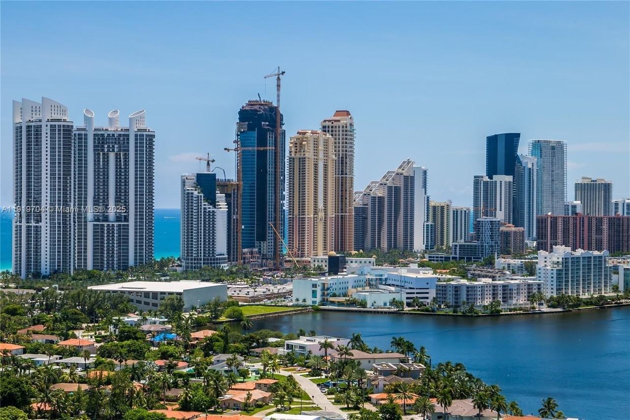 19195 Northeast 36th Court #19195-3009 - Photo 3 of 36