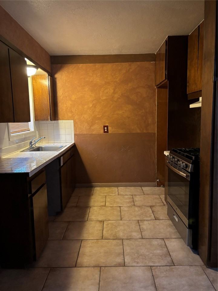 10523 Oswego St #10523 - Photo 5 of 11