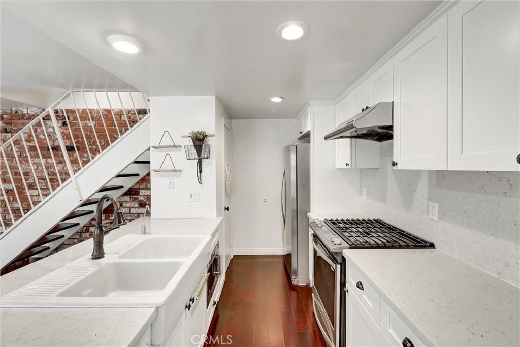 3043 N White Ave #3043 - Photo 3 of 17