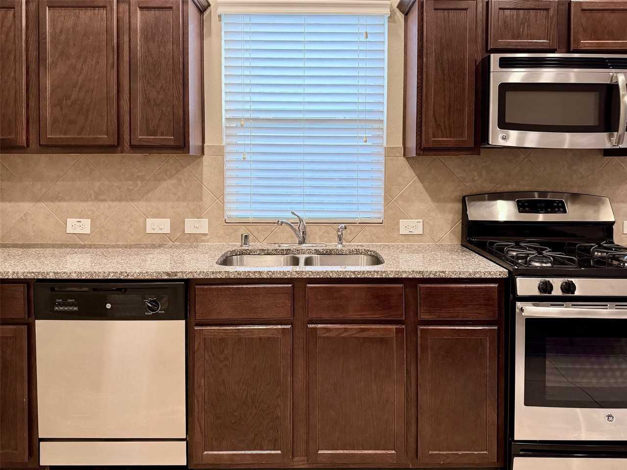 21907 Cascade Hollow Lane #21907 - Photo 7 of 40