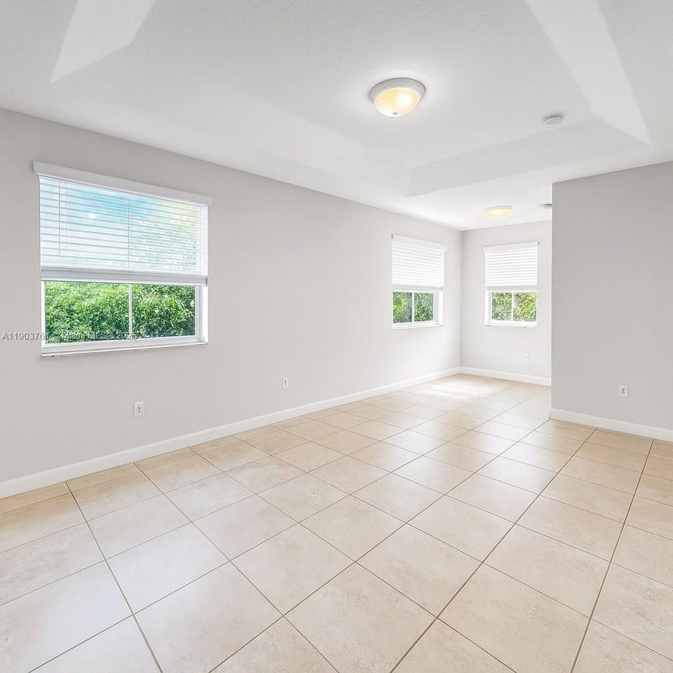 2417 Southeast 14th Street #2417 - Photo 3 of 18