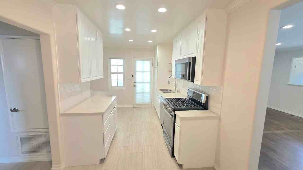 1140 Harper Ave - Photo 2 of 32