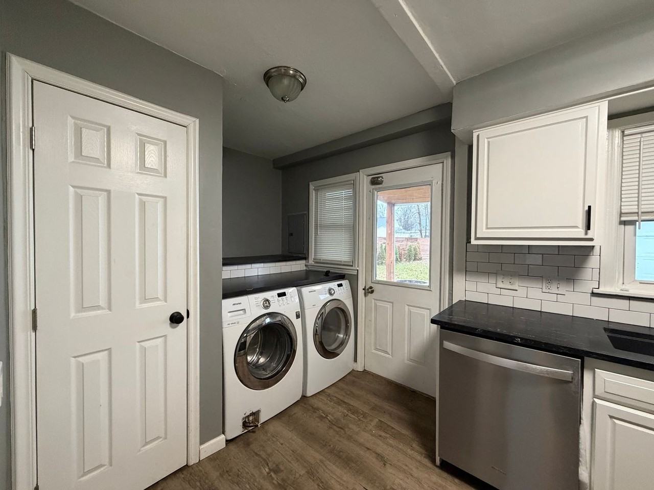 390 Victor Ave - Photo 4 of 11