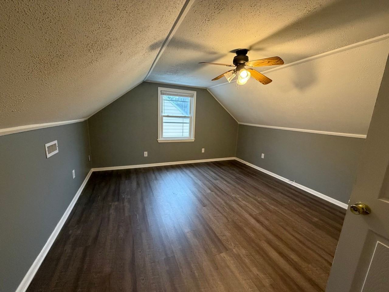 390 Victor Ave - Photo 5 of 11