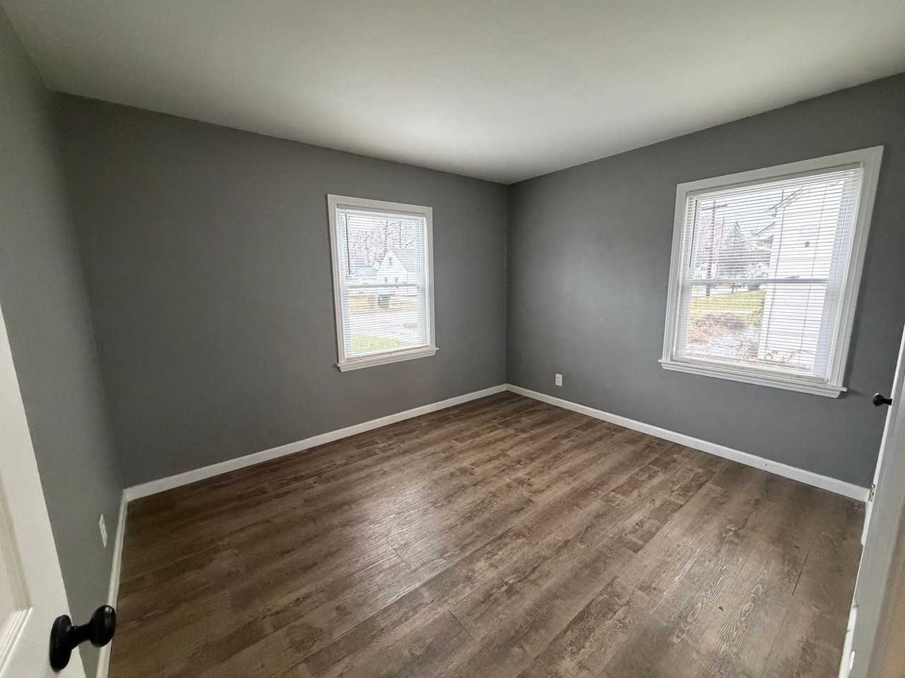 390 Victor Ave - Photo 7 of 11