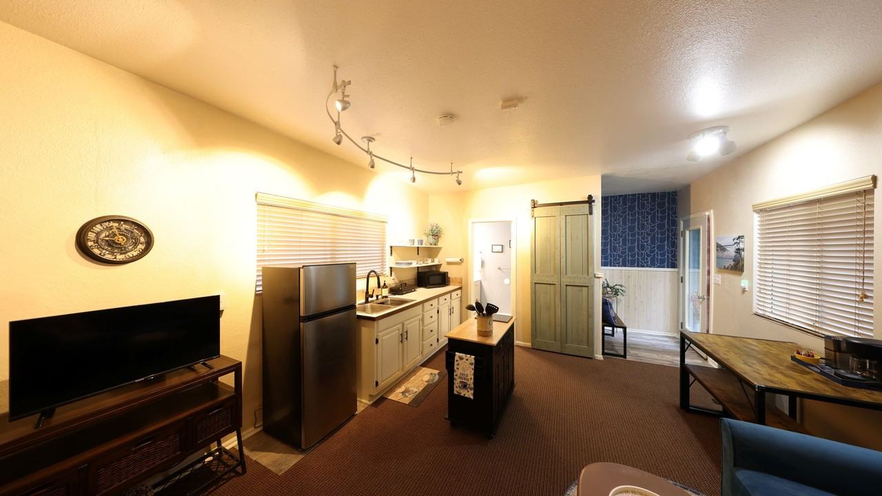 1039 Ne Summit Loop - Photo 3 of 8