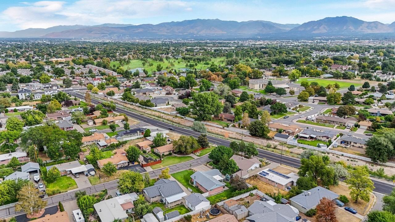 1475 W 4950 S - Photo 4 of 24