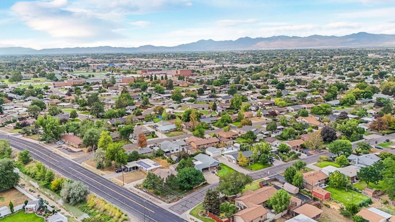 1475 W 4950 S - Photo 5 of 24