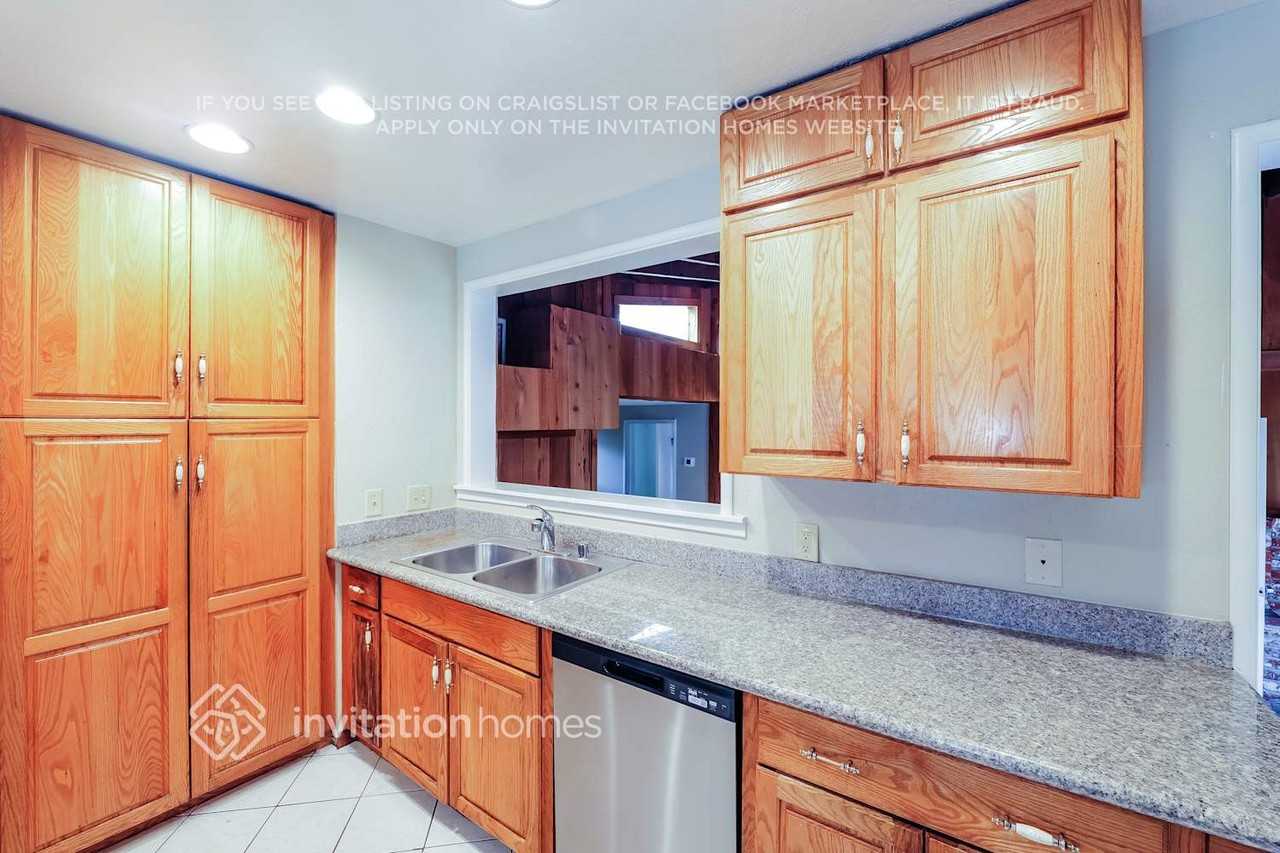 1200 W 10th St - Photo 6 of 18