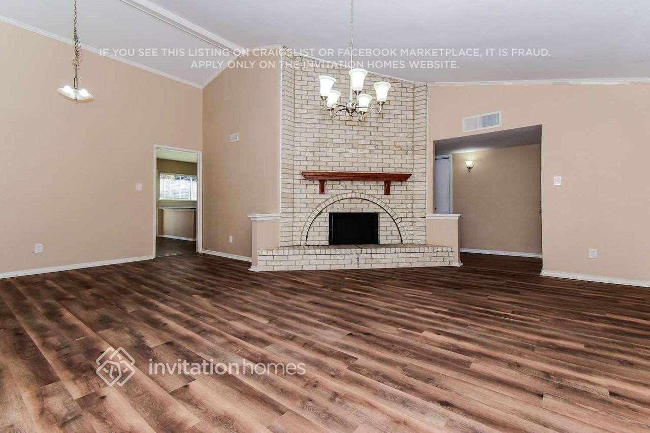 8102 Kensington Dr - Photo 3 of 16