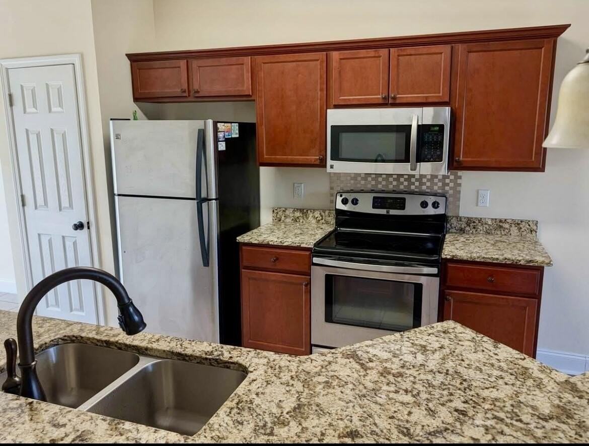 204B Spencer Pl - Photo 4 of 16