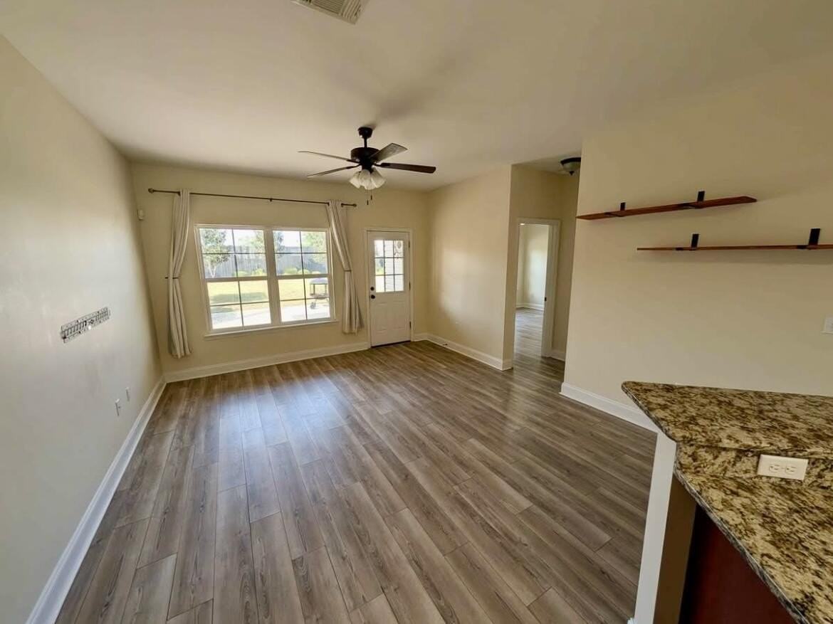 204B Spencer Pl - Photo 6 of 16